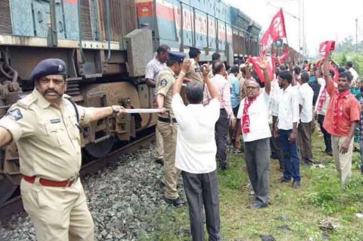 Protest demanding Railway Zone for Vizag intensifies
